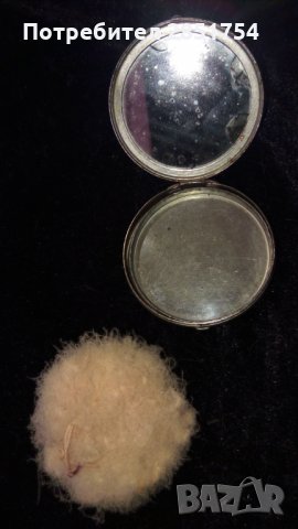 Старинна пудриера с огледалце и с оригиналния си апликатор, снимка 9 - Антикварни и старинни предмети - 31599725