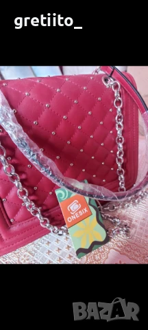 Нова червена красива чанта