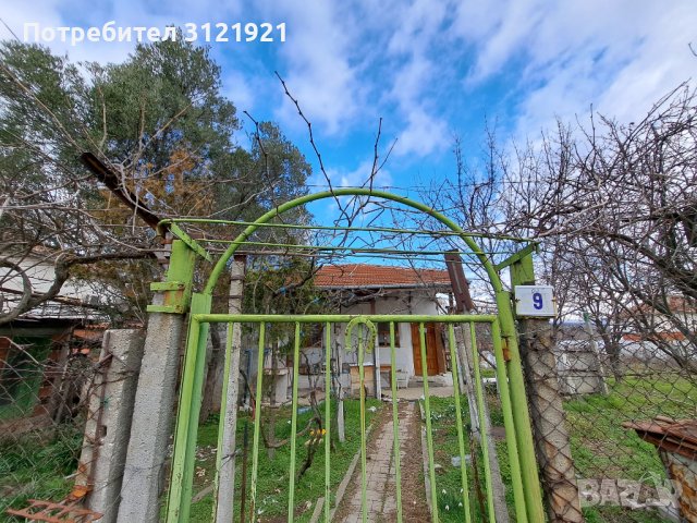 Самостоятелна къща с двор и гараж в с.Михнево 