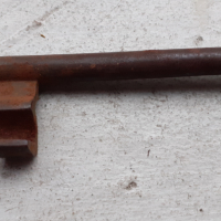 Огромен стар кован ключ от порта на възрожденска къща, снимка 2 - Антикварни и старинни предмети - 44621643