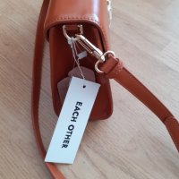 Чисто нова дамска чанта от естествена кожа на фирма  EACH OTHER от Лондон , снимка 7 - Чанти - 42106843