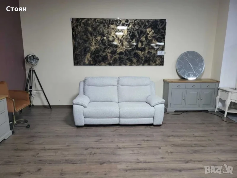 Светло сив диван от плат тройка с електрически релаксиращ механизъм, снимка 1