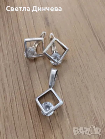 обеци и медальон