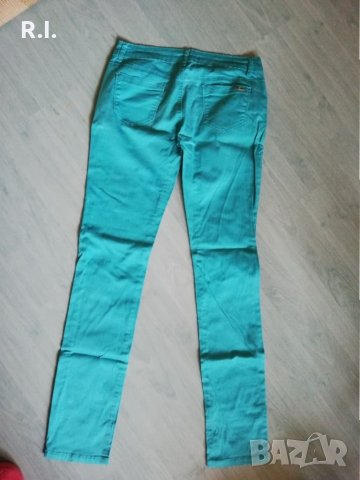 Два чифта дамски дънки - коралови и зелени