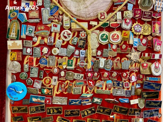 Колекция от съветски значки върху кадифено знаме – голям винтидж комплект, 200+ значки, СССР, снимка 4 - Антикварни и старинни предмети - 52669205