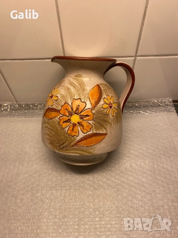 Красива ръчно рисувана ваза за цветя