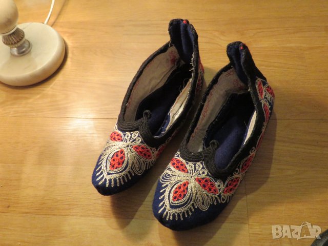 Старинни родопски невестински  везани терлици с гайтан изработка 50те години - сини с червена орнаме