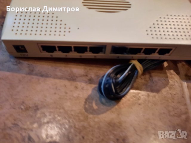 Продавам Мрежов суич - switch Qubs, 8 порта 10/100Mbps + захранващ адаптер, снимка 3 - Суичове - 34494675