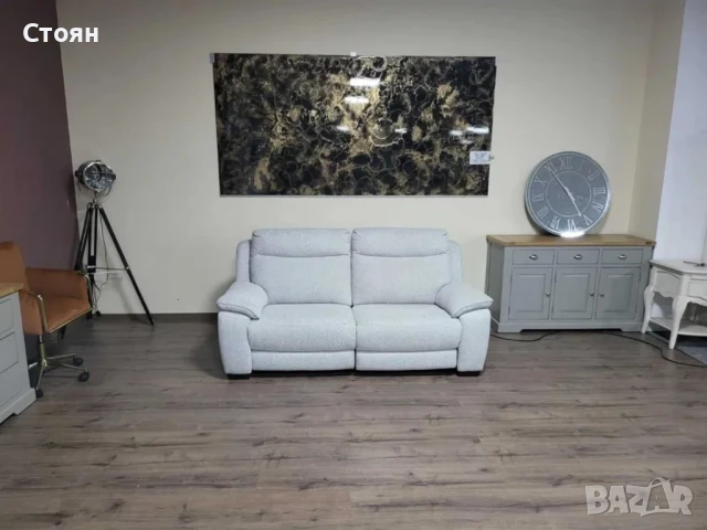 Светло сив диван от плат тройка с електрически релаксиращ механизъм