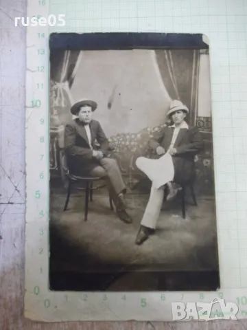 Снимка стара на двама мъже на столове