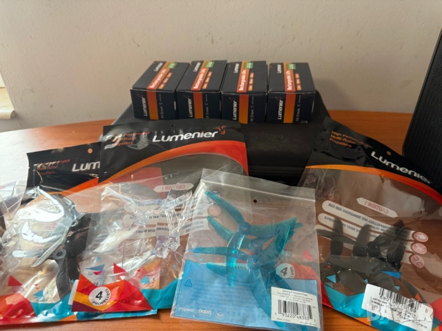 Дрон Lumenier QAV-S JohnnyFPV Special Edition 5" 6S DJI O3 HD FPV Freestyle с 4хбат 4хперки и GoPro, снимка 8 - Дронове и аксесоари - 51845071