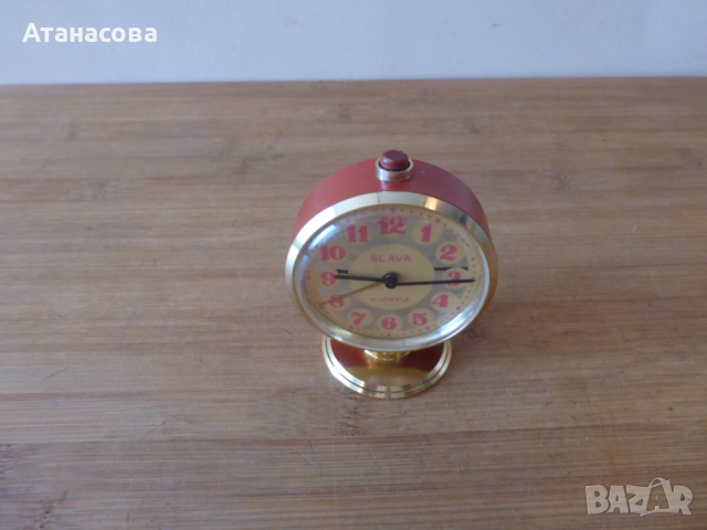 Будилник часовник Слава червен, снимка 1 - Антикварни и старинни предмети - 44687875