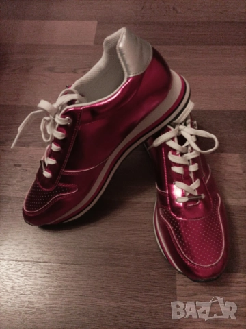 Нови червени маратонки