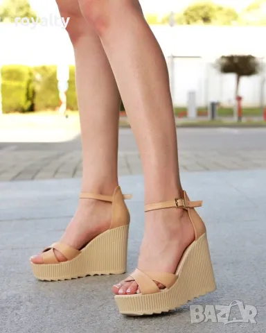Сандали на платформа - бежова кожа