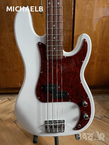 Продавам бас китара Fender Precision, снимка 2 - Китари - 53296459