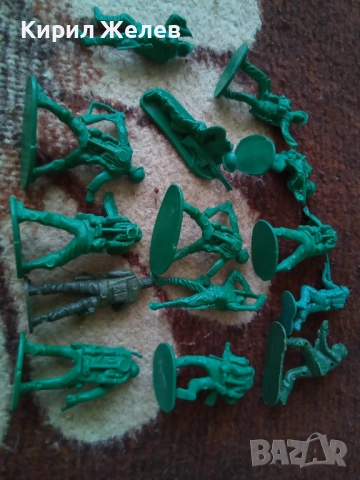 Войници пластмасови 12 броя 51736, снимка 6 - Колекции - 52105633