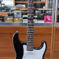 Електрическа китара цвят черен, снимка 1 - Китари - 40496021