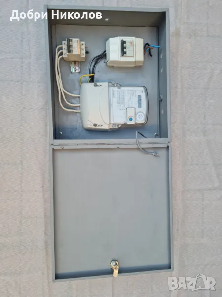 Продавам  външно  оборудвано  ел.табло  с  трифазен  електромер., снимка 1
