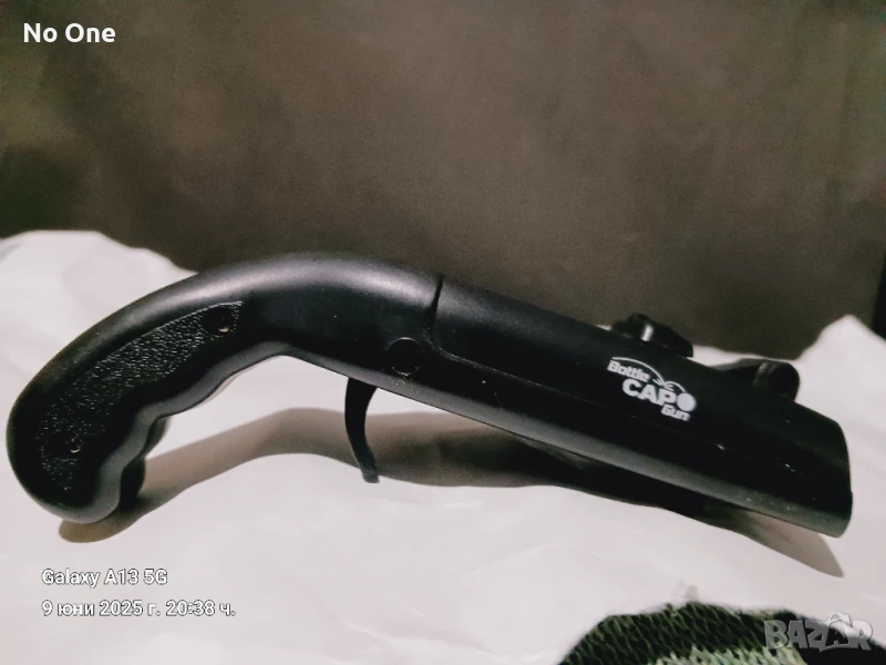 Продавам отварачка-пистолет (пластмасов)за бирени бутилки (капачки) , снимка 1