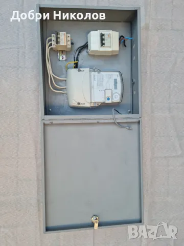 Продавам  външно  оборудвано  ел.табло  с  трифазен  електромер.