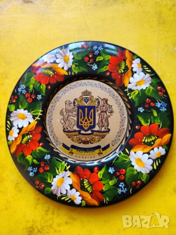 керамика - художествени изделия от България, Естония и Украйна (от там и Хохлома с герба на Украйна)