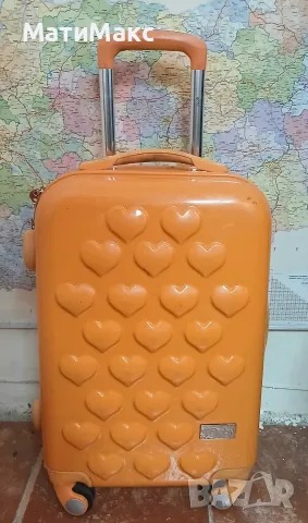 Куфар твърд с дръжка на колела