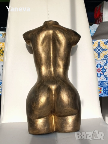 Скулптура на женски торс в елегантен златист цвят. , снимка 3 - Статуетки - 52829361