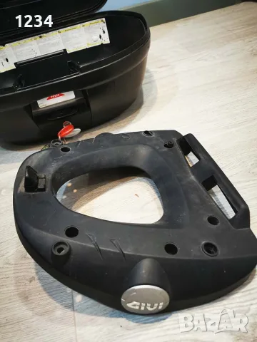 Мото куфар топ кейс GIVI Monolock със стойка, снимка 5 - Аксесоари и консумативи - 56324810