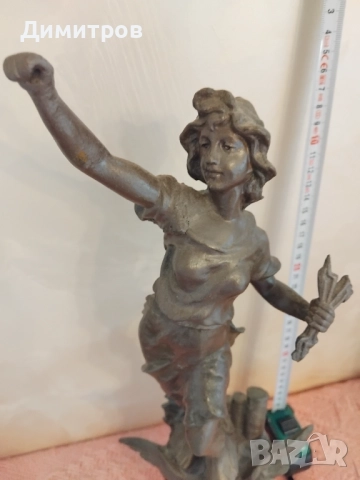 Старинна статуетка