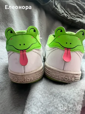 маратонки Adidas с подарък елече за пролетта, снимка 2 - Детски маратонки - 49862803
