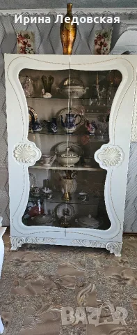 Витрина бяла за хол или кухня.