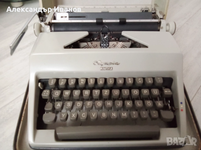 Германска пишеща машина OLYMPIA 1968 г., снимка 2 - Антикварни и старинни предмети - 52891025