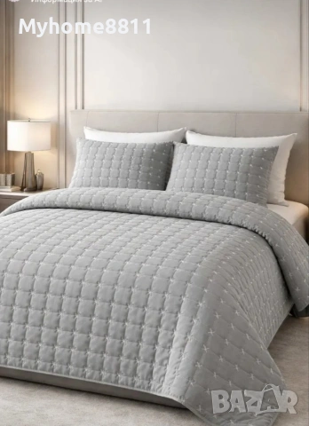 Луксозно покривало за спалня с калъфки за възглавници.
