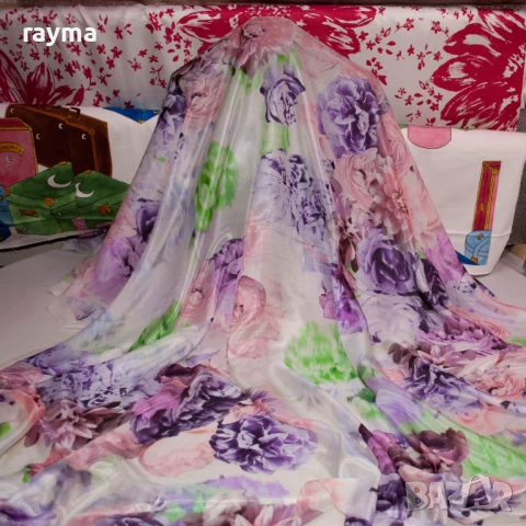 Плат Valentino сатениран копринен шифон принт цветя, снимка 2 - Рокли - 50985740