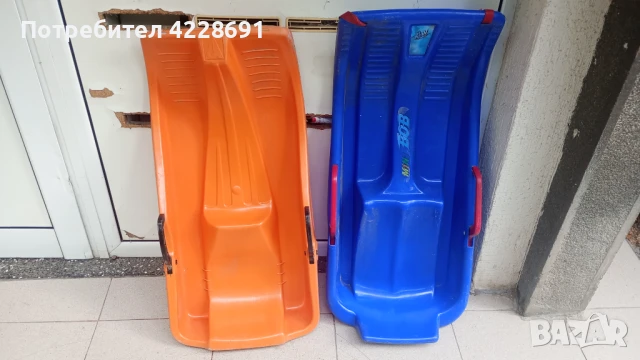  Две запазени пластмасови шейни със спирачки и преден плъзгач за Чук и Гек