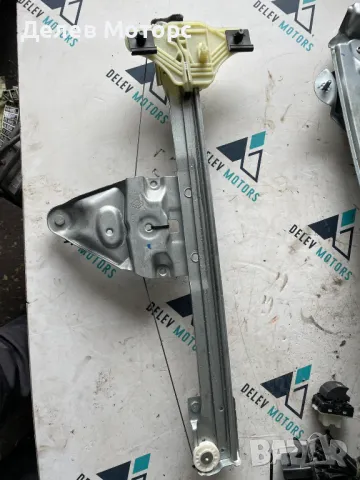 807217664R преден ляв стъклоповдигач от Dacia Duster 1.0 Tce 100 HMMT, 6 ск., двигател H4D480, 2023 , снимка 2 - Части - 49120970