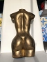 Скулптура на женски торс в елегантен златист цвят. , снимка 3