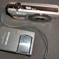 фотоапарат OLIMPUS  като  нов с  зарядно  и  батерия, снимка 2 - Фотоапарати - 33700985