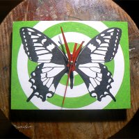Продавам ръчно рисуван стенен часовник с пеперуда ., снимка 1 - Стенни часовници - 35019172
