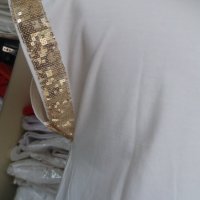 УНИКАЛНО КРАСИВА бяла блуза със златиста щампа и златисти пайети по ръкавите , снимка 7 - Тениски - 42110177