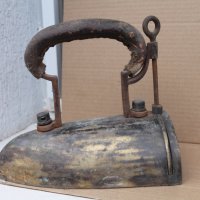 Стара бронзова ютия, снимка 1 - Антикварни и старинни предмети - 44338275