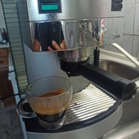 Кафемашина Делонги с ръкохватка с крема диск, работи отлично и прави хубаво кафе с каймак , снимка 5 - Кафемашини - 42444608
