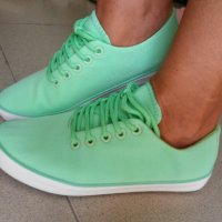 Светлозелени спортни обувки с перлен ефект, снимка 1 - Кецове - 37349767