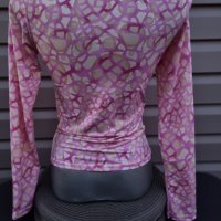 Дамска блуза с дълъг ръкав с розова щампа - модел 32, снимка 2 - Блузи с дълъг ръкав и пуловери - 39225109