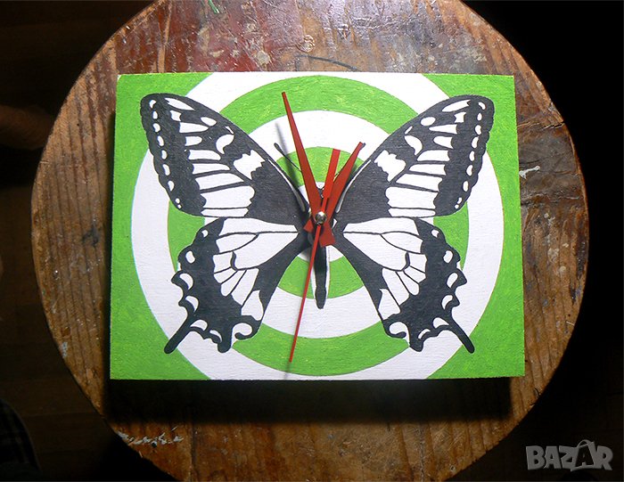 Продавам ръчно рисуван стенен часовник с пеперуда ., снимка 1