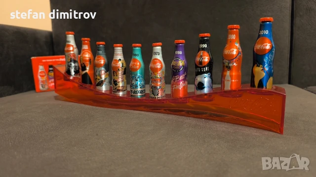 Coca Cola 100 години комплект бутилки, 10 мини алуминиеви бутилки с поставка, снимка 8 - Колекции - 51381111