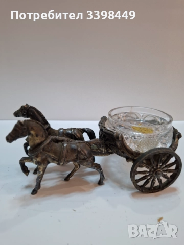  Колесница в римски стил, теглена от два коня. 