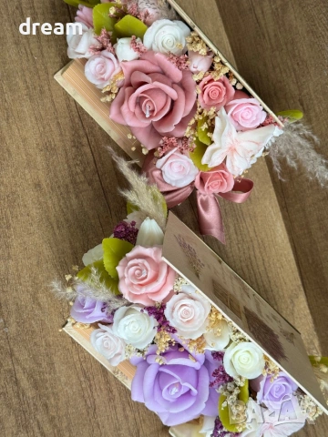 Аранжировка с цветя от соев восък, снимка 15 - Подаръци за жени - 54356096