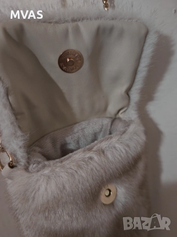 Нова малка бежова мека пухена чанта месинджър , снимка 4 - Чанти - 51774227