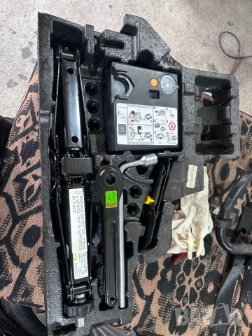 патерица от мерцедес GLK 2013 17" сгъваема Vredstein + органайзер резервно оборудване X204 GLK , снимка 10 - Части - 54299716